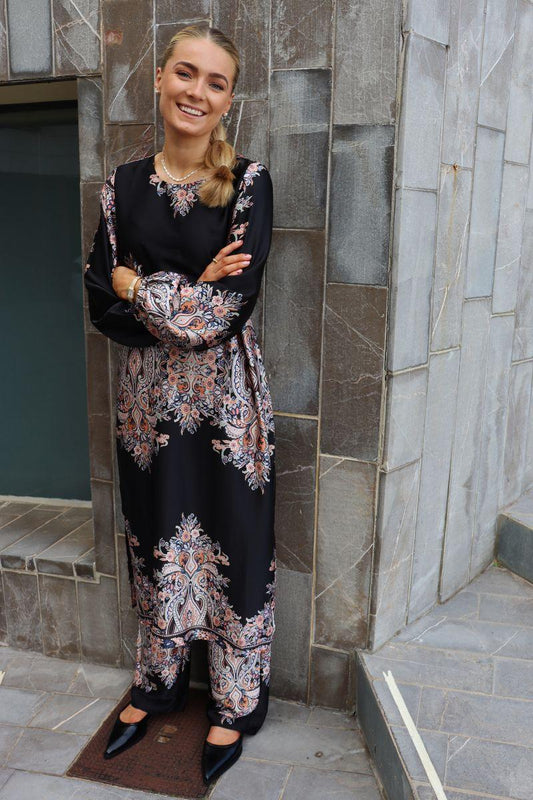 Wennise Ls Dress | Black Paisley | Kjole fra Liberté